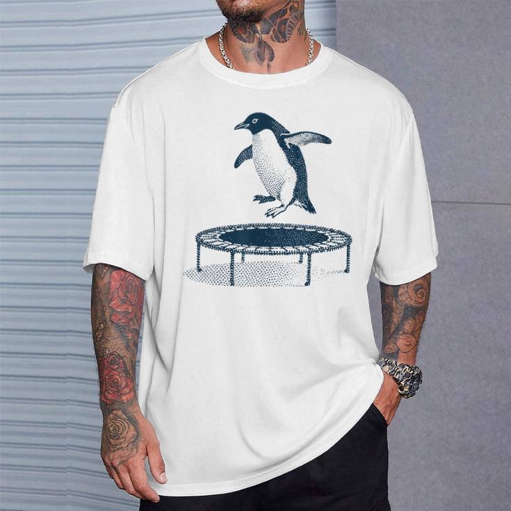面白いペンギンがトランポリンでジャンプ Tシャツ 彼への贈り物