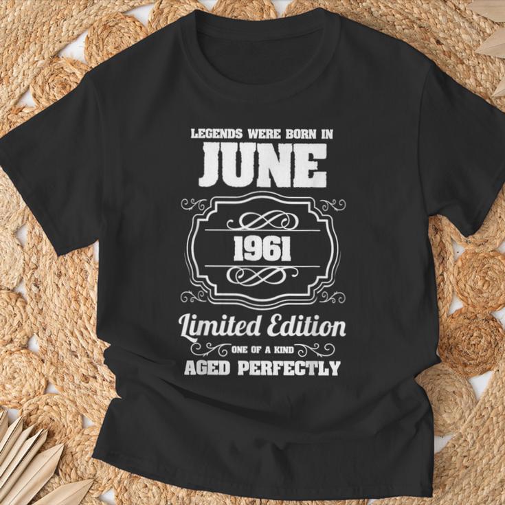 1961年6月生まれのレジェンドたち 60歳の誕生日 Tシャツ 高齢者への贈り物