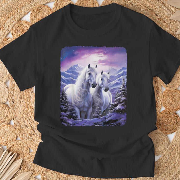 2 Weiße Pferdetehen Auf Einemerschneiten Hügel T-Shirt Geschenke für alte Männer
