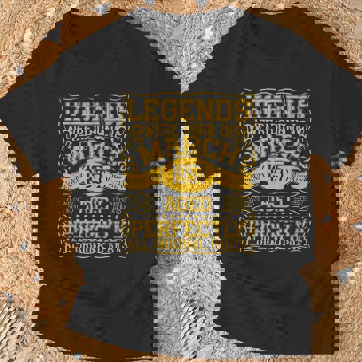69歳の誕生日伝説は1957年3月に誕生しました。 Tシャツ 高齢者への贈り物