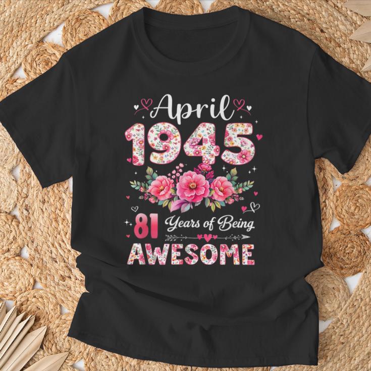 81歳 1945年4月 花柄 81歳 誕生日 男性 女性 Tシャツ 高齢者への贈り物