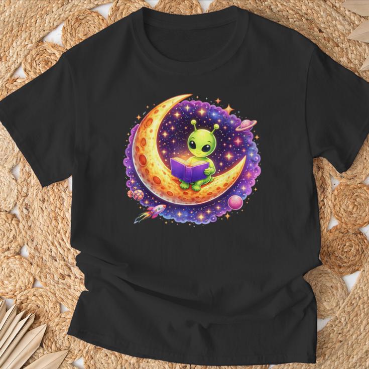 Alien Reading Book UFO Moon Space Astronomy T-Shirt Gifts for Old Men