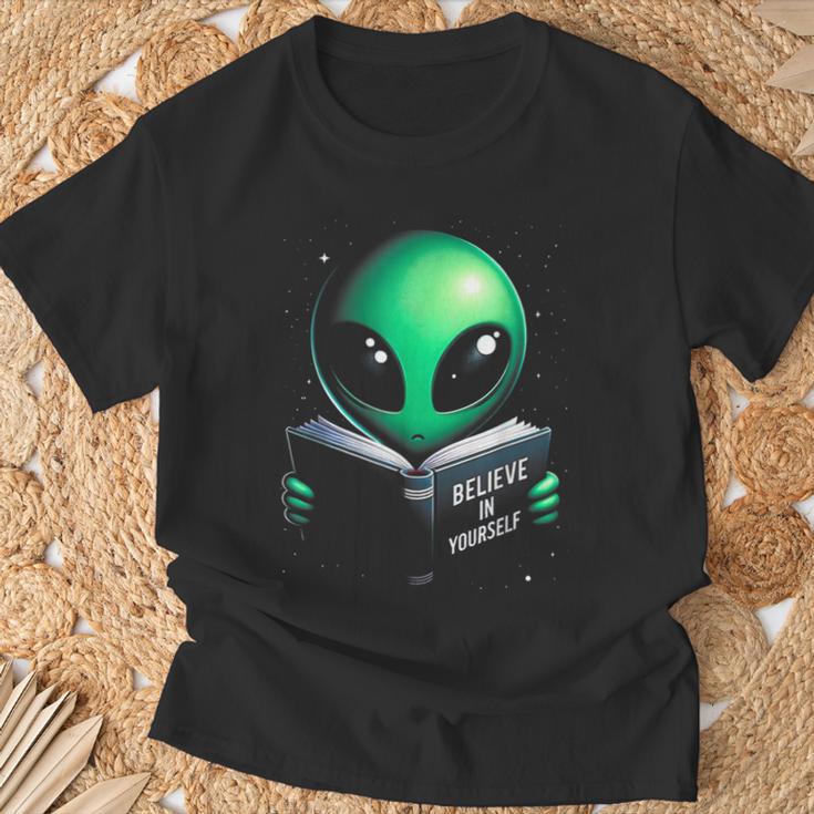 Believe In YourSelf Cute Alien Reading Book T-Shirt Gifts for Old Men