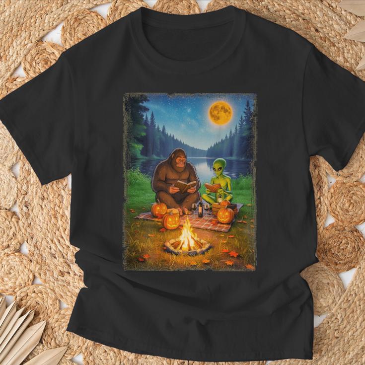 Bigfoot And Alien Reading Books Campfire Halloween T-Shirt Gifts for Old Men Bigfoot And Alien Reading Books Campfire Halloween T-Shirt Gifts for Old Men