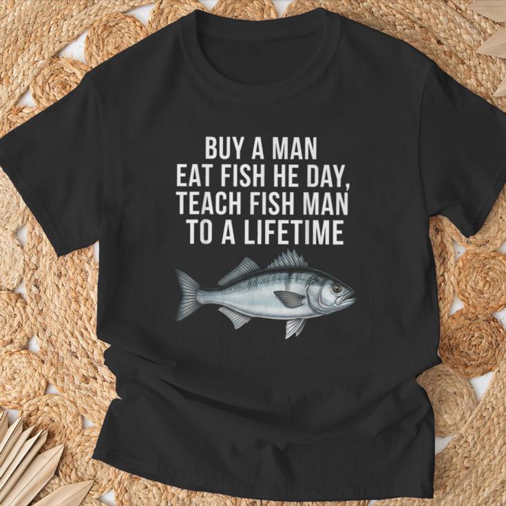 Buy A Man Eat Fish He Day Teaching Fish Man To A Lifetime Fish Tシャツ 高齢者への贈り物