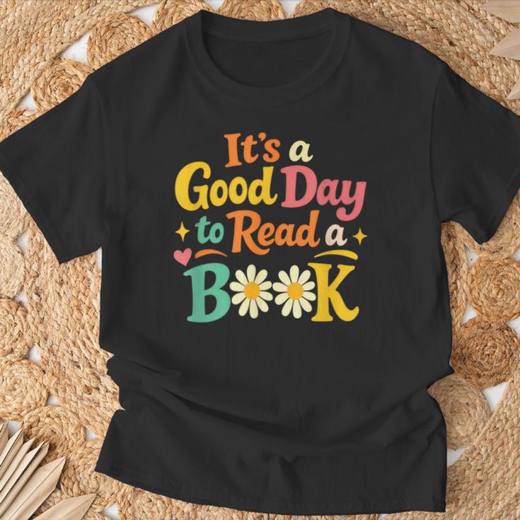 Cheerful Good Day To Read A Book Cozy Warm Bookworm T-Shirt Gifts for Old Men