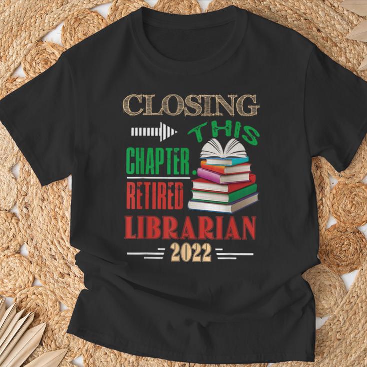 Closing This Chapter Retired Librarian 2022 Retirement Book T-Shirt Gifts for Old Men