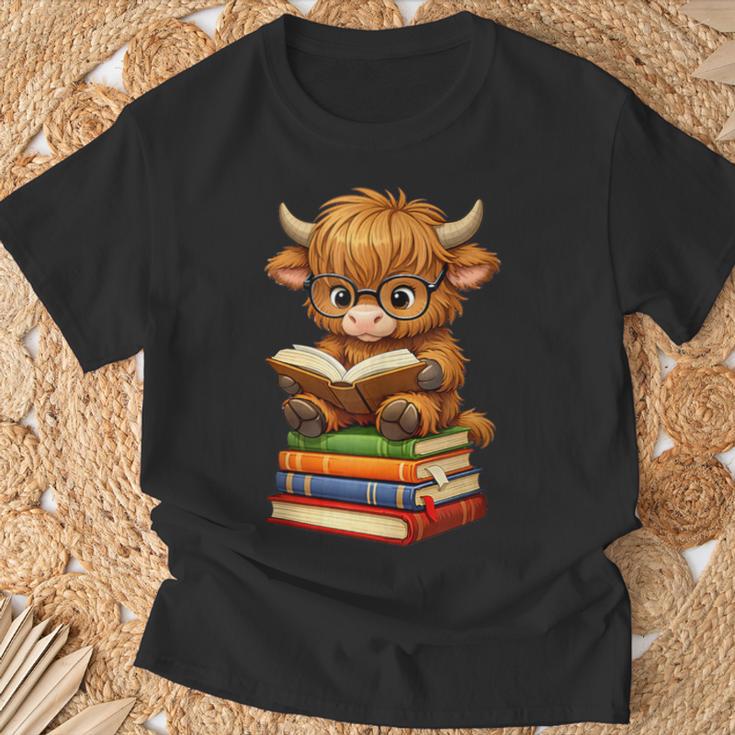 Cute Highland Cow With Glasses Reading Books T-Shirt Gifts for Old Men