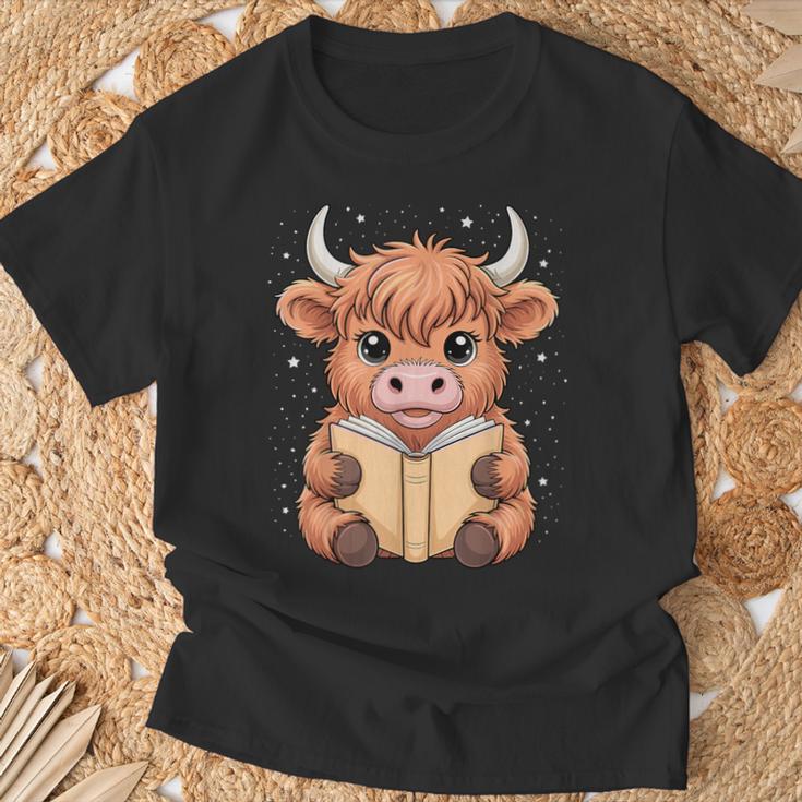 Cute Highland Cow Reading Book T-Shirt Gifts for Old Men