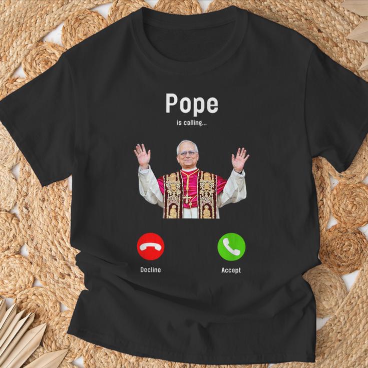 Pope Leo Xiv Is Calling Catholic Humor メンズ レディース Tシャツ 高齢者への贈り物