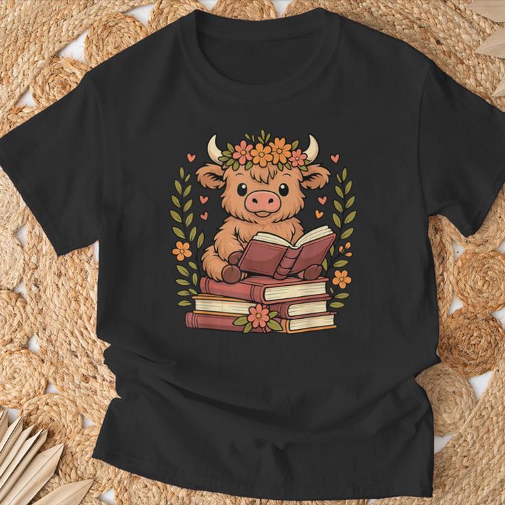 Highland Cow Reading Book Graphic Cow With Book Floral T-Shirt Gifts for Old Men Highland Cow Reading Book Graphic Cow With Book Floral T-Shirt Gifts for Old Men
