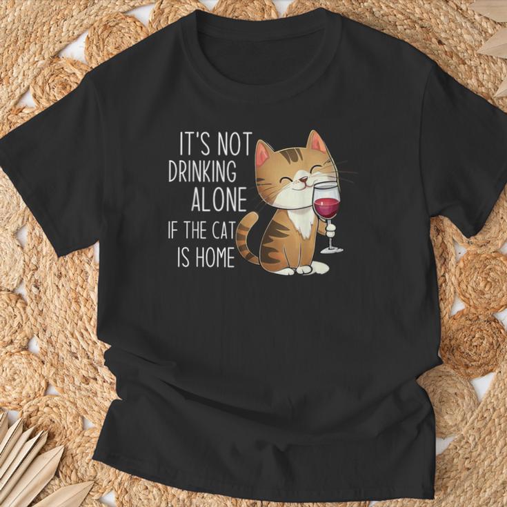 It's Not Drinking Alone If The Cat Is Home 面白い猫とワイン Tシャツ 高齢者への贈り物