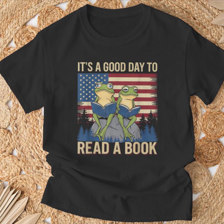It's A Good Day To Read A Book Frog Vintage USA FLag T-Shirt Gifts for Old Men