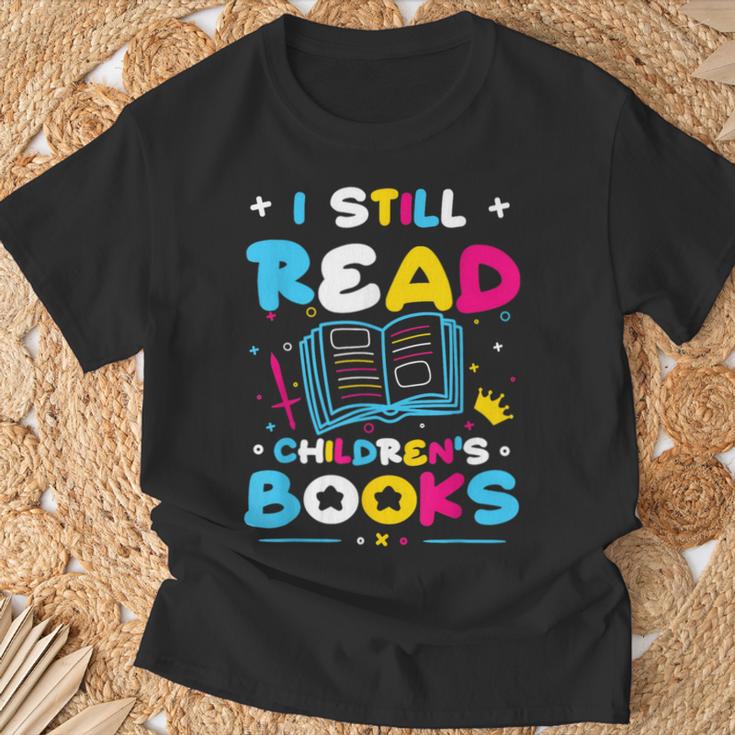 Kindergarten Teacher I Still Read Childrens Books T-Shirt Gifts for Old Men