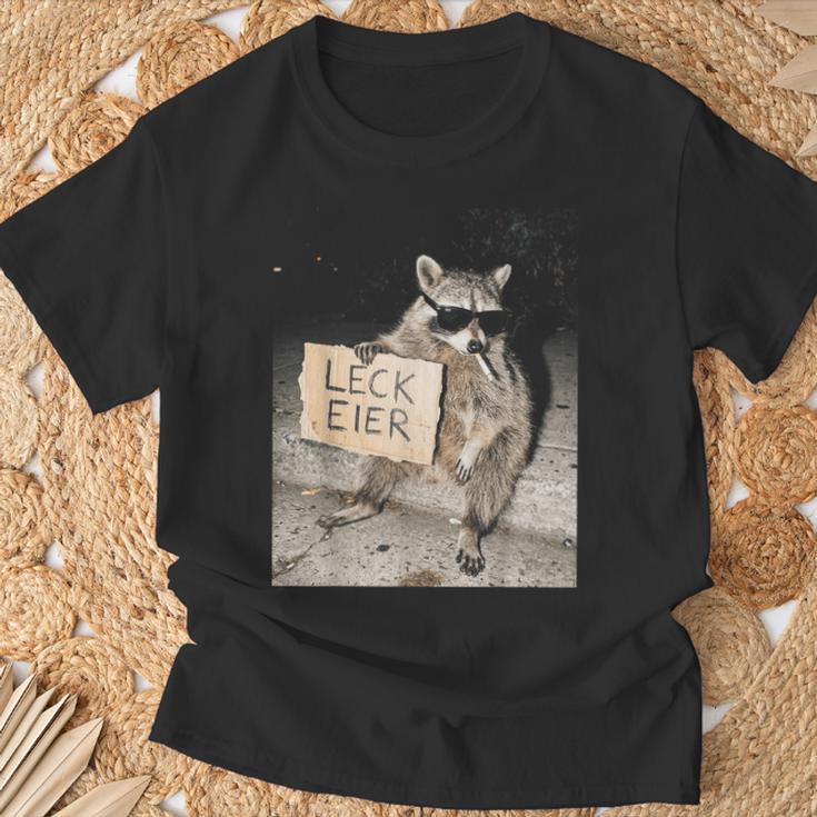 Leck Eier Lustiger Waschbär Mit Frecher Haltung T-Shirt Geschenke für alte Männer