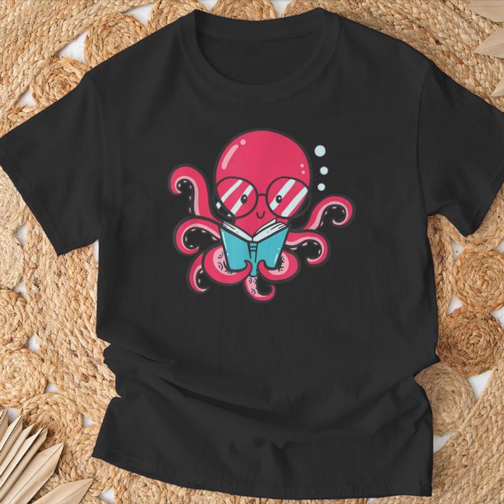 Librarian Book Sea Ocean Giant Squid Reading Octopus T-Shirt Gifts for Old Men Librarian Book Sea Ocean Giant Squid Reading Octopus T-Shirt Gifts for Old Men