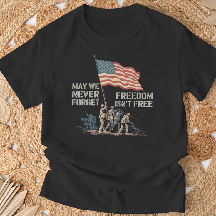 May We Never Forget Freedom Isnt Free アメリカ国旗 ベテラン Tシャツ 高齢者への贈り物