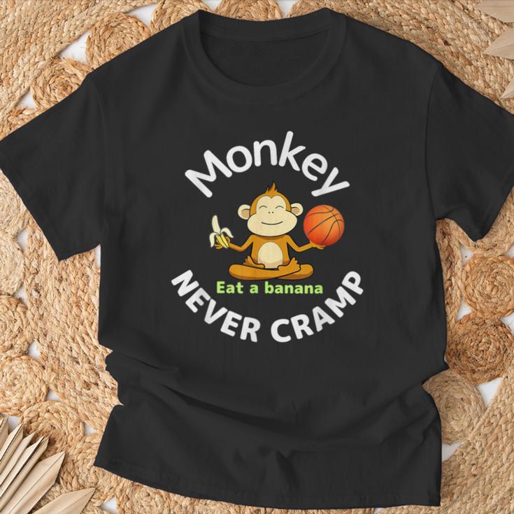 Monkey Never Cramp Eat A Banana Basketball Tシャツ 高齢者への贈り物