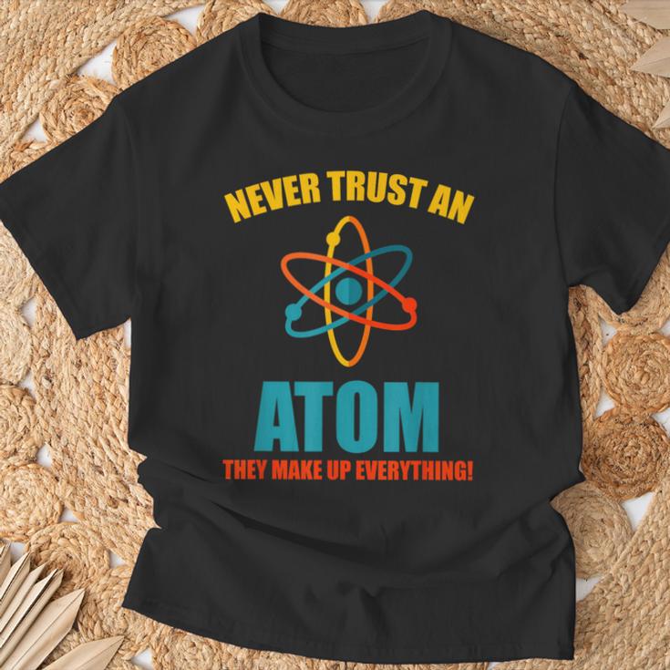 Never Trust An Atom グラフィック皮肉tシャツ Tシャツ 高齢者への贈り物