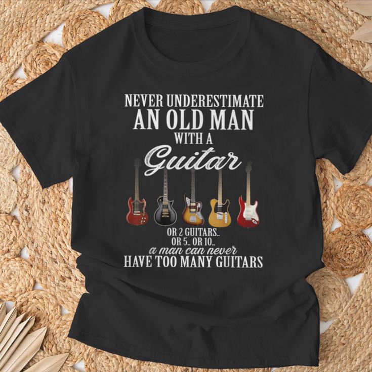 Never Underestimate An Old Man With A Guitar Tシャツ 高齢者への贈り物