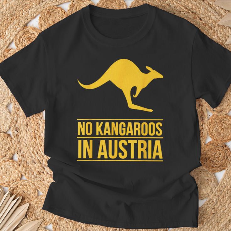 No Kangaroos In Austria Tシャツ 高齢者への贈り物