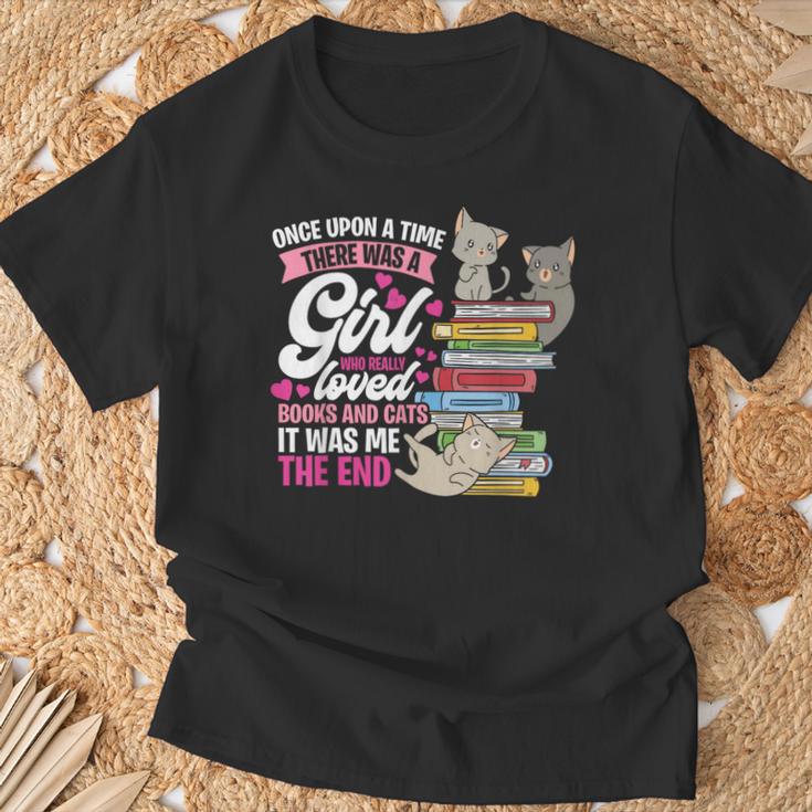Once Upon A Time There Was A Girl Who Loved Books And Cats T-Shirt Gifts for Old Men
