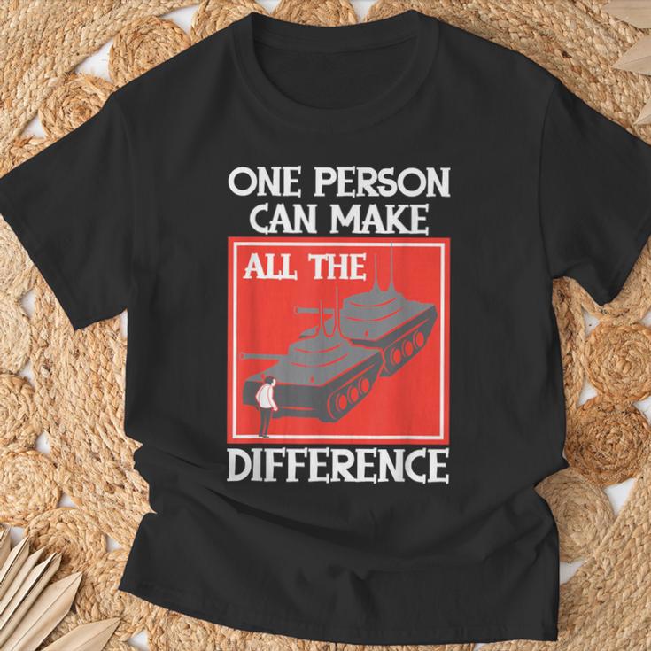 One Person Can Make A Difference Tiananmen タンクマン Tシャツ 高齢者への贈り物