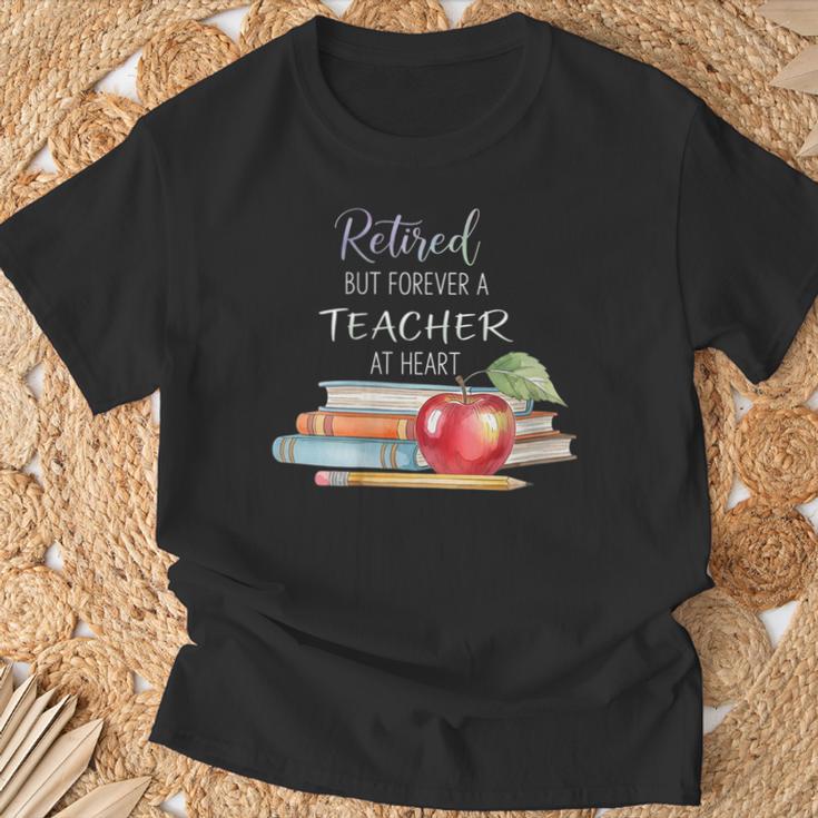 Retired But Forever A Teacher At Heart Vintage Books & Apple T-Shirt Gifts for Old Men