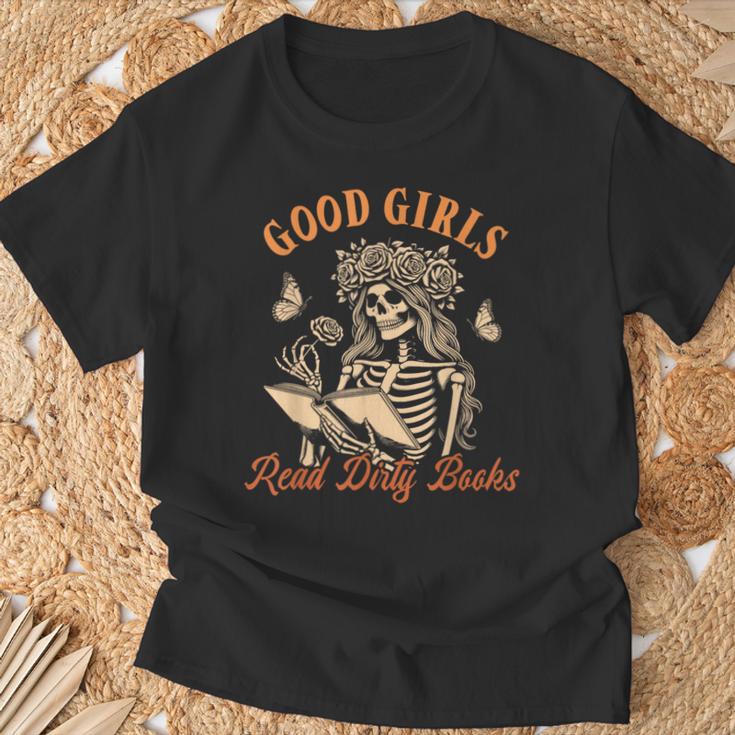 Smut Reader Spicy Romance Good A Girls Read Dirty Books T-Shirt Gifts for Old Men