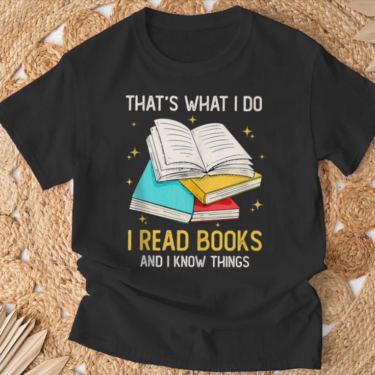 That's What I Do I Read Books And I Know Things Library T-Shirt Gifts for Old Men