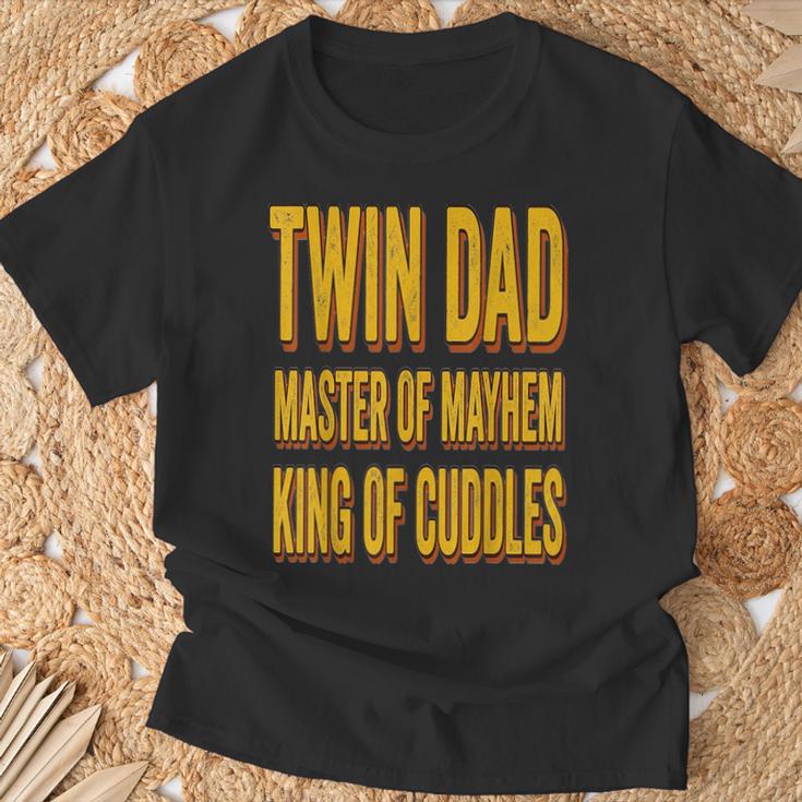 Twin Dad 父の日 ツインダッド メイヘムのマスター 抱きしめる王様 Tシャツ 高齢者への贈り物