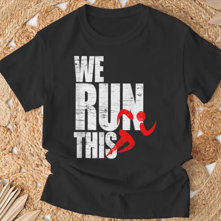 We Run This 我々はこれを実行しますランニング モチベーション マラソン フィットネス ワークアウト ジョギン Tシャツ 高齢者への贈り物
