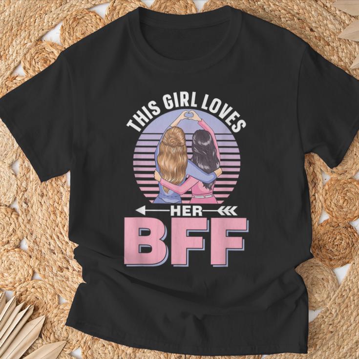この少女は彼女のbffを愛している 友情 チーム 格言 友人 親友 Tシャツ 高齢者への贈り物