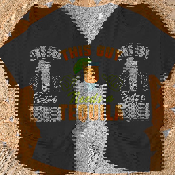 この男にはテキーラが必要だ ドリンク 酒飲み 飲酒 テキーラ Tシャツ 高齢者への贈り物