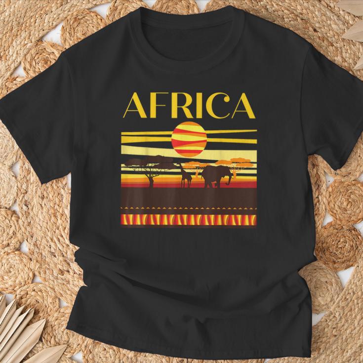 アフリカの衣装と夕日のアフリカの動物。 Tシャツ 高齢者への贈り物