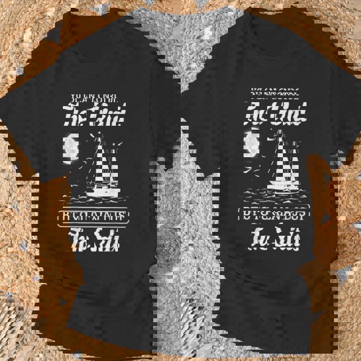 インスピレーションを与えるセーリングの引用句 航海風と帆のデザイン。 Tシャツ 高齢者への贈り物