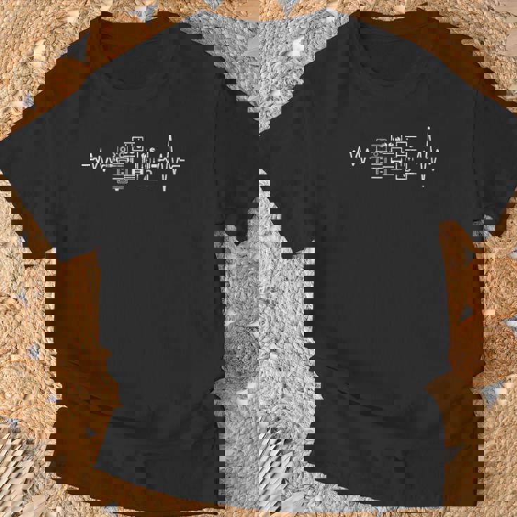 エレキギタープレーヤー ギターエフェクトペダル ハートビート Tシャツ 高齢者への贈り物