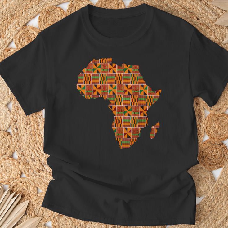 クールなアフリカの地図布、伝統的なアフリカのケンテ布。 Tシャツ 高齢者への贈り物