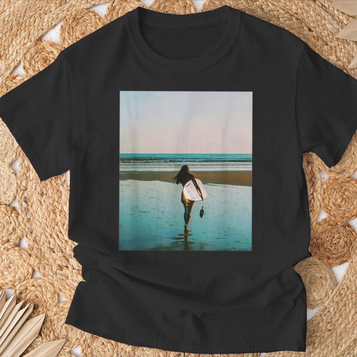 サーファー ガール（写真 リアルフォト）【Surfide サーフサイド】サーフィン 夏・海 ビーチ 砂浜 おしゃれ Tシャツ 高齢者への贈り物