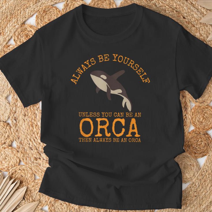 シャチになれない限り、いつも自分らしくありなさい Tシャツ 高齢者への贈り物