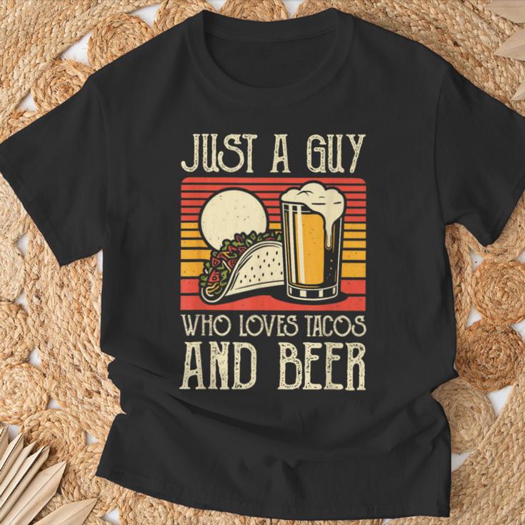 タコスとビールを飲む食品愛好家が大好きな男 Tシャツ 高齢者への贈り物