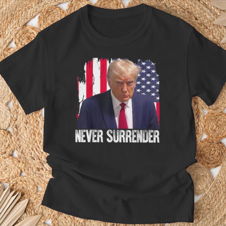 トランプは決して降伏しない 共和党大統領ドナルド・トランプ Tシャツ 高齢者への贈り物