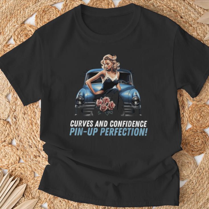 ピンナップガール 古い車の曲線と自信 ピンナップ 完璧 Tシャツ 高齢者への贈り物
