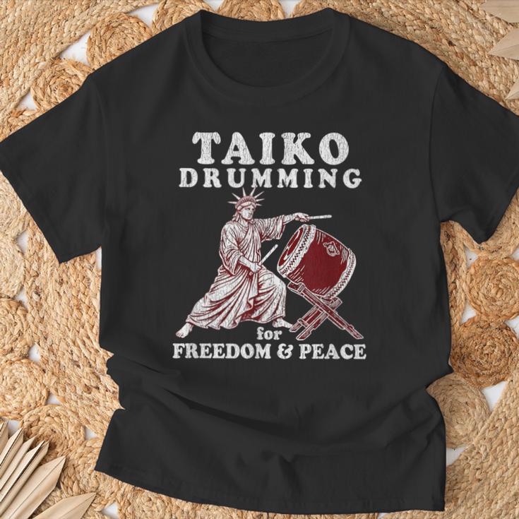 レトロなアンティーク調の太鼓の名言。太鼓のドラマー向け。 Tシャツ 高齢者への贈り物