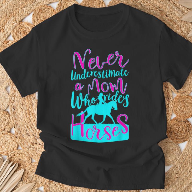 女の子のための馬に乗るお母さんのデザインを決して過小評価しないでください。 Tシャツ 高齢者への贈り物