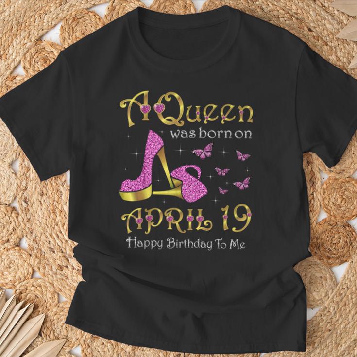 女王は4月19日、4月19日に誕生した誕生日パーティー。 Tシャツ 高齢者への贈り物