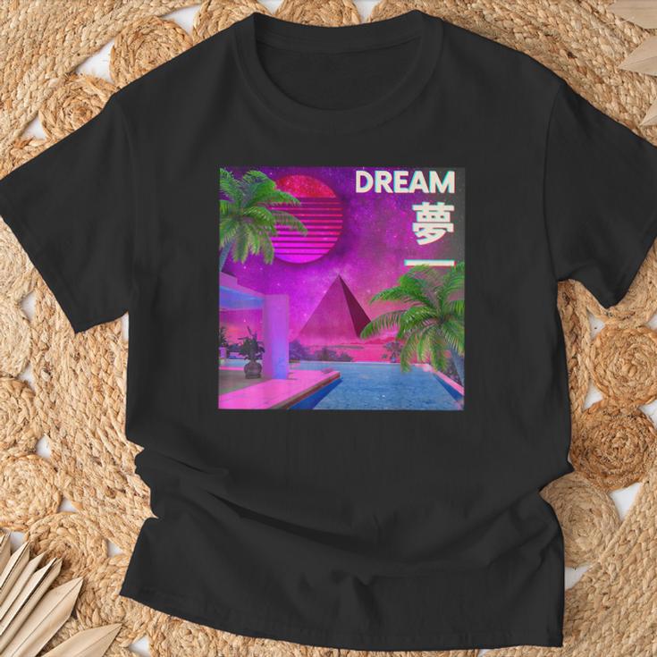 審美的なヴェイパーウェイヴドリーム。ピラミッドのある電気の楽園 Tシャツ 高齢者への贈り物