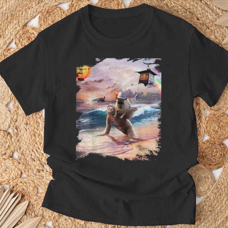日本海岸でナマケモノに乗るパグ犬 Tシャツ 高齢者への贈り物