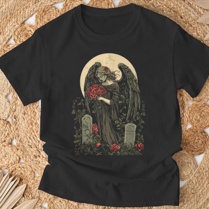 月の前でバラを持つゴシック調の天使 Goth Tシャツ 高齢者への贈り物