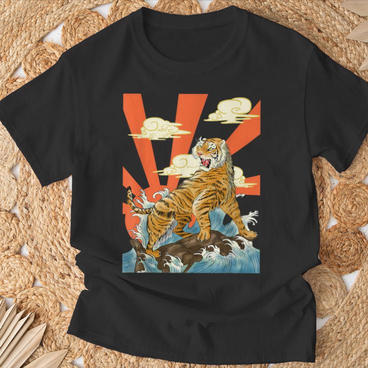 朝日を背景に、波の上を轟かせる雄大な虎。 Tシャツ 高齢者への贈り物